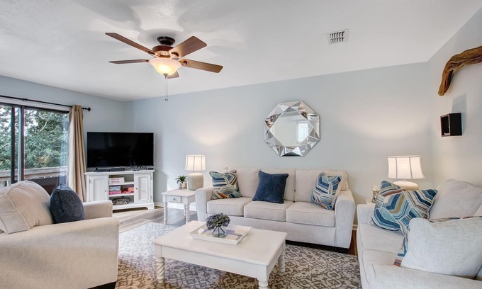 Fernandina Beach House | Pet Friendly | Renovated Forest Ridge Villa | 5-7 Minute Walk to the Beach | Community Pool & Tennis