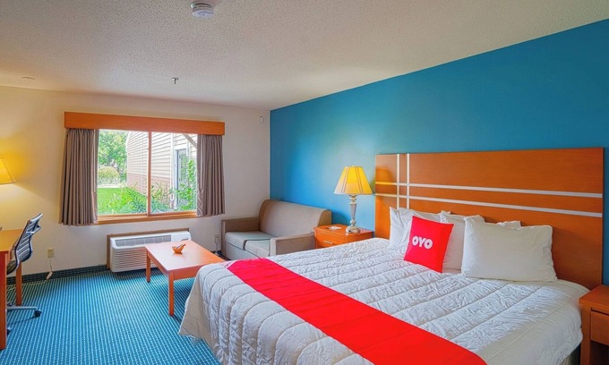 Redwood Falls Hotel | Pet-Friendly Room Near Redwood Falls Hotspots w/King Bed + Free Parking