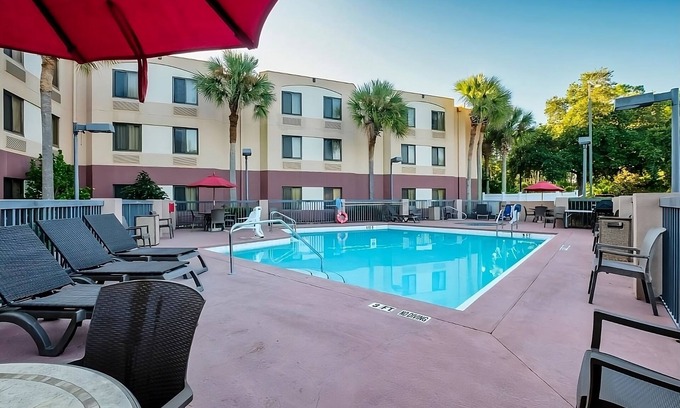 Palm Coast Hotel | Pet-Friendly Stay Near Palm Coast Marina w/Outdoor Pool, Garden & Free Parking!