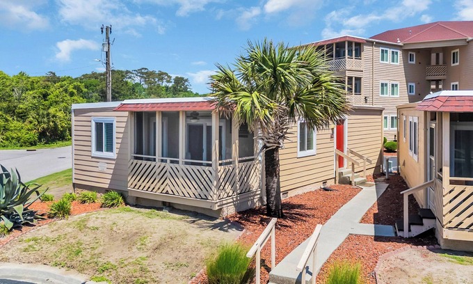 Ocean Drive Cottage | Pet Friendly Ocean View Cottage - Outdoor Pool - Walk to main street