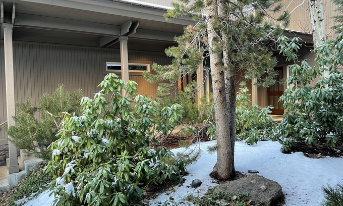 Broken Top House | Pet Friendly Villa Unit with Two-Primary Bedroom Suites on Bend's Westside