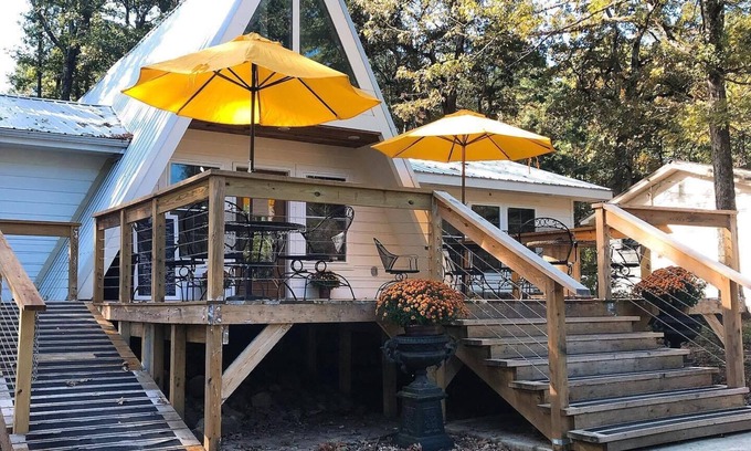 Morrilton House | Petit Jean Coffeehouse Luxurious King Room