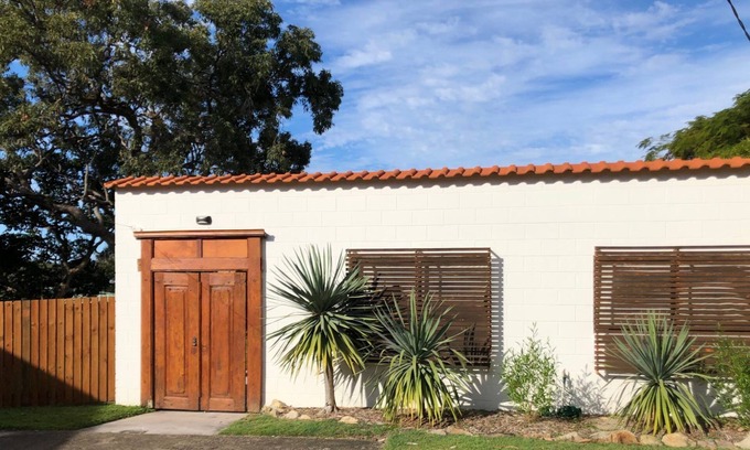 Point Lookout House | Pets Allowed in this fully fenced low set house close to beaches.