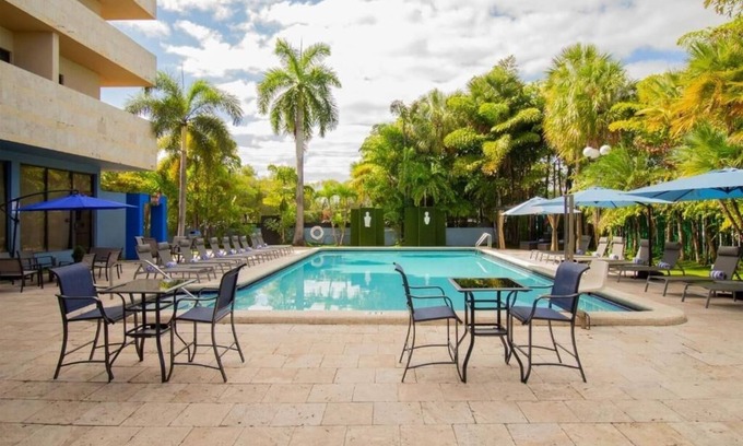 Flagami Hotel | Pets Allowed Unit With Pool Close To Miracle Mile And Art District