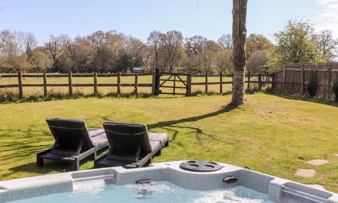 Wimborne Cabin | Pheasant Lodge a peaceful countryside hot tub retreat