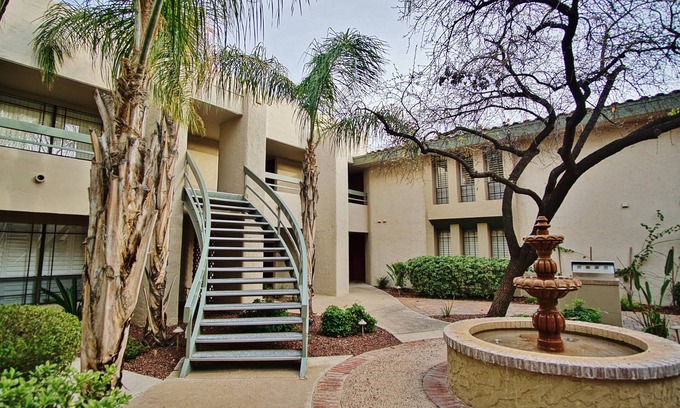 Cloisters Condo | Phoenix Abode w/Pool Access: Walk to Fashion Park