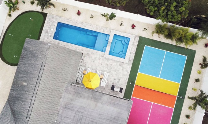 Bradenton House | Pickleball, Heated Pool, Hot Tub, Golf & Games, 10 min to Beach