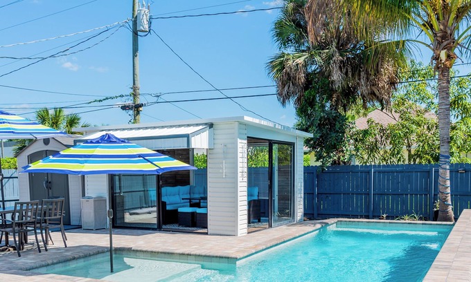 North Naples House | Pickleball Paradise - South Exposure -Salt Water Pool - Approx 1 Mile to Vanderbilt Beach