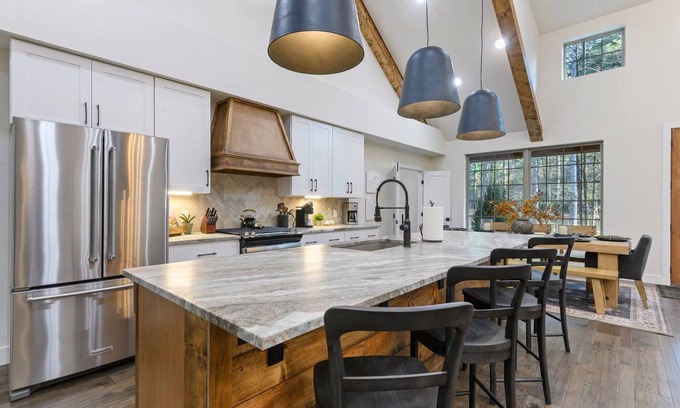 Broken Bow House | Pickleball, Pool, Splash Fountain ,Clubhouse , Walking Trails , Basketball