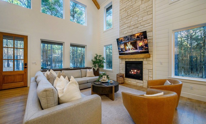 Broken Bow House | Pickleball, Pool, Splash Fountain, Clubhouse, Zipline, Rock Climbing Wall