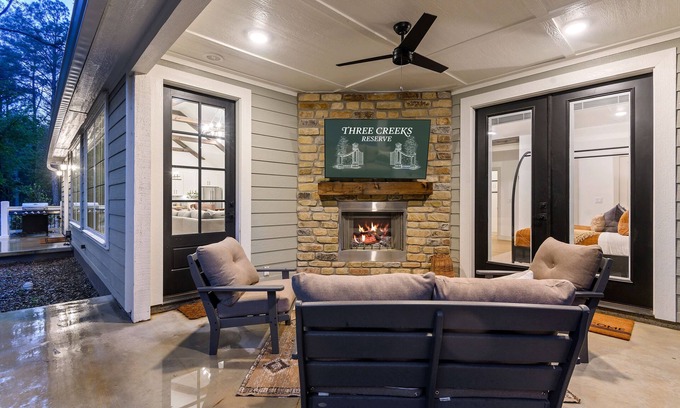 Broken Bow House | Pickleball, Pool, Splash Fountain, Clubhouse, Walking Trails, Basketball