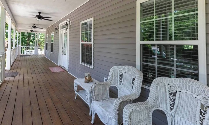 Waterloo House | Pickwick Lake Access | 6BR w/Firepit & Kayaks