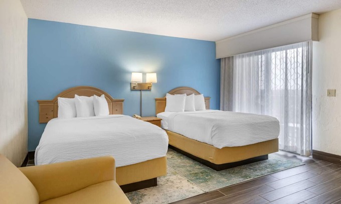 Seabreeze Park Hotel | Picturesque Daytona Getaway | 2 Family Stay Near Daytona Beach & Top Attractions
