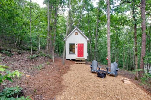 Groveoak House | Picturesque Tiny Cabin Surrounded by Nature in Alabama