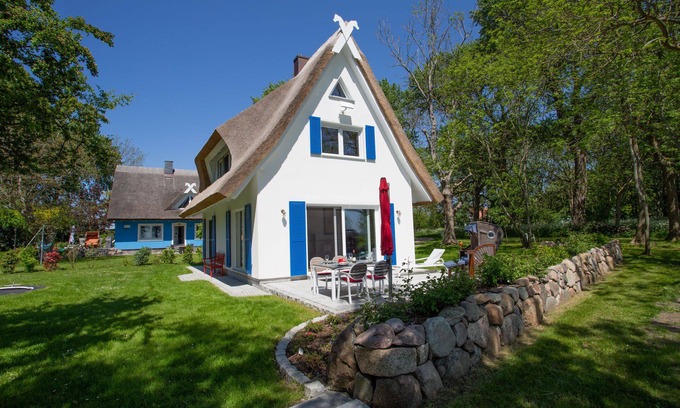 Dranske House | Picturesquely situated thatched-roof house in a large park-like garden