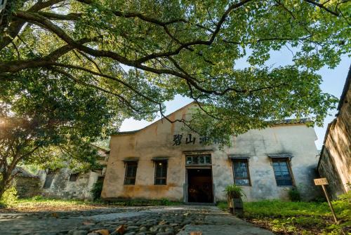 Yi County House | Pig's Inn Bishan Oil Factory