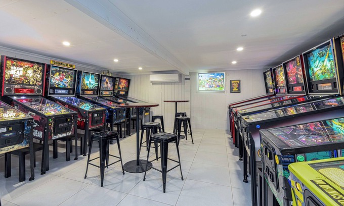 Belgian Gardens House | Pinball + Gaming Paradise in Townsville! 5 Minutes from the Airport & Strand