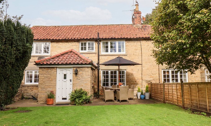 Snainton Cottage | PINE COTTAGE, pet friendly, country holiday cottage in Snainton