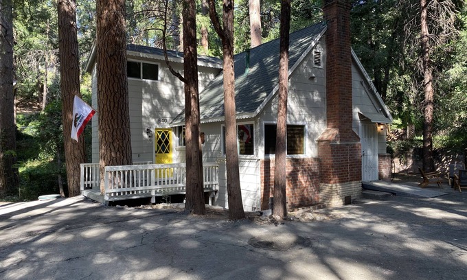 Crestline Cabin | Pine Tree Hideaway with flat property/parking