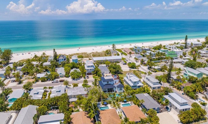 Ilexhurst House | Pineapple Paradise! 1 block to Beach access!