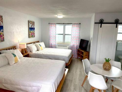 Bridgeport Heights Apartment | Pineapple Shores Retro Inn 2