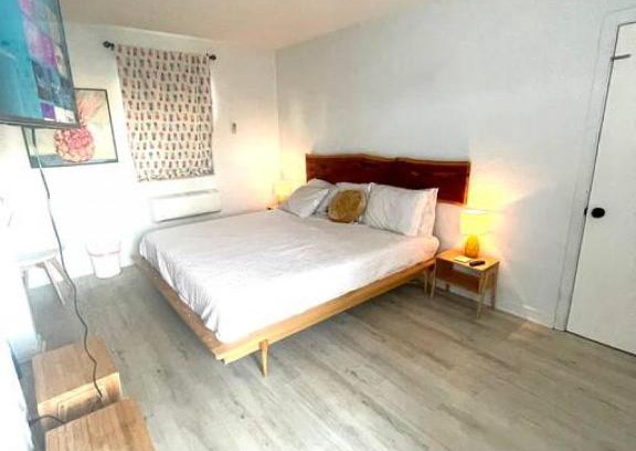 Bridgeport Heights Apartment | Pineapple Shores Retro Motel 9