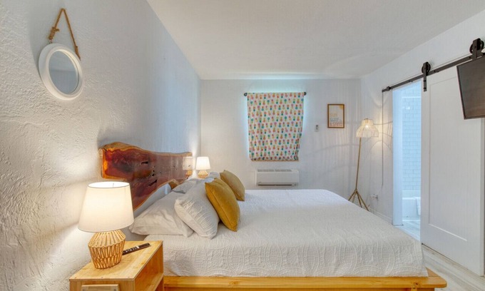 Bridgeport Heights Apartment | Pineapple Shores Retro Motel 10