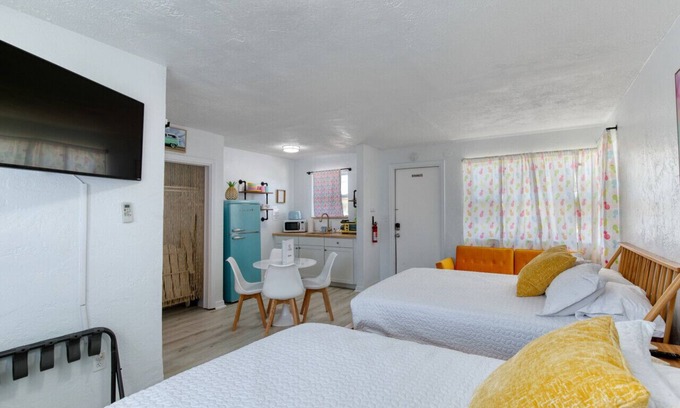 Bridgeport Heights Hotel | Pineapple Shores Retro Inn 4