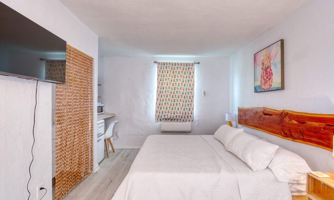 Bridgeport Heights Hotel | Pineapple Shores Retro Motel 9