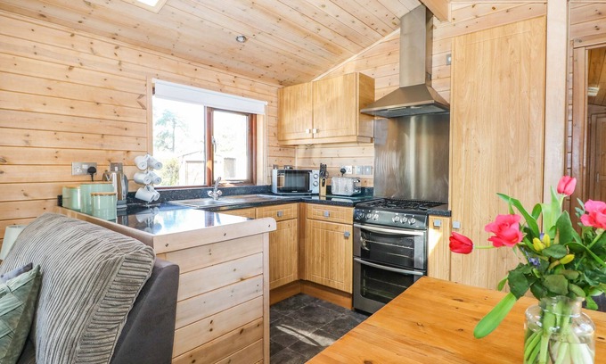 New Forest District Cottage | PINECONE CABIN, pet friendly, with pool in Godshill, Hampshire