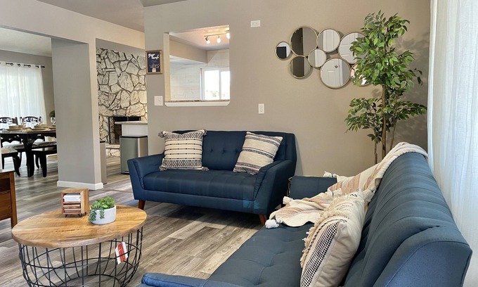 Redding House | Pineland Getaway, 4 Queen + 2 Twin ~ Central location