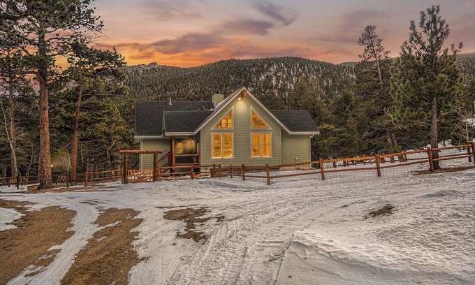 Allenspark Cabin | Pines & Peaks Cabin | 10 min to RMNP | Hot tub