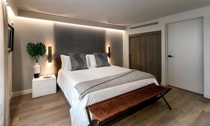 Village of La Jolla Hotel | Pines Signature King Room at La Jolla Cove Hotel