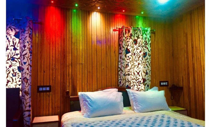 Srinagar Hotel | Pinewood Resort