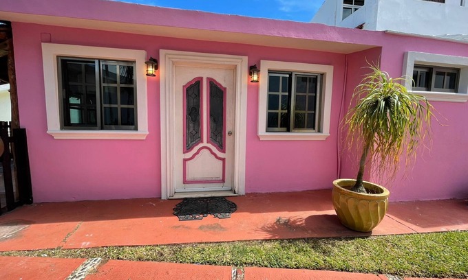 Zona Hotelera Villa | Pink villa with lake view & 5 min to the beach