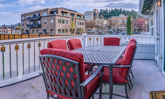 Ashland Apartment | Pioneer Mega 3 vacation homes offering 8 Bedrooms, 5 bathrooms, laundry, TV, and kitchens.