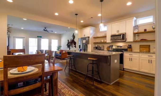 Auburn House | Piper on the Plains: Near Auburn Campus