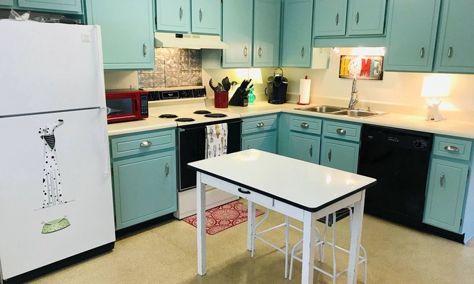 Aiken House | Piper's Flat, Cozy, Comfy & Sparkling Clean