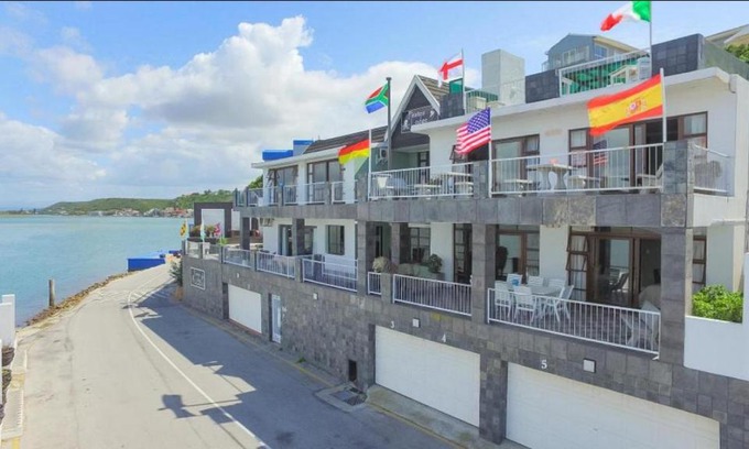 Bluewater Bay House | Pirates Lodge