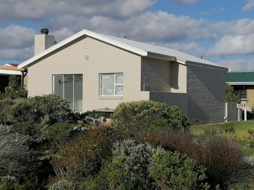 Pearly Beach House | Playful waves