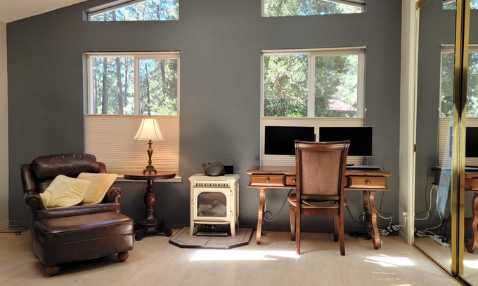 Plumas Eureka Estates House | Plumas Pines 2/2 + bonus room- Fireplace-Spa Tub - Remote Work- Weekly Discount