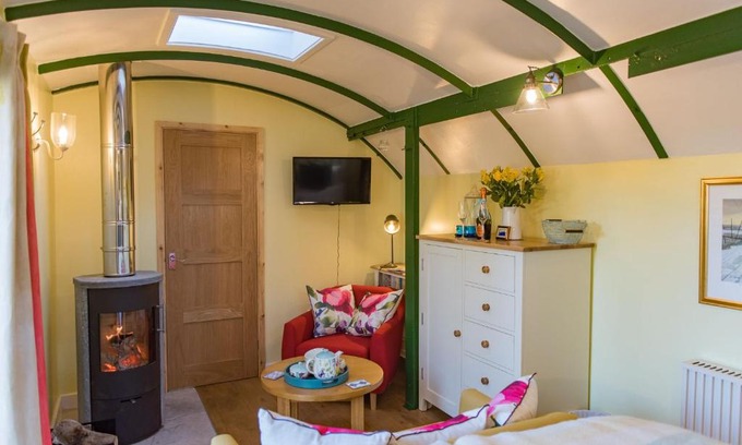 Stuppington House | Plumcot Halt by Bloom Stays