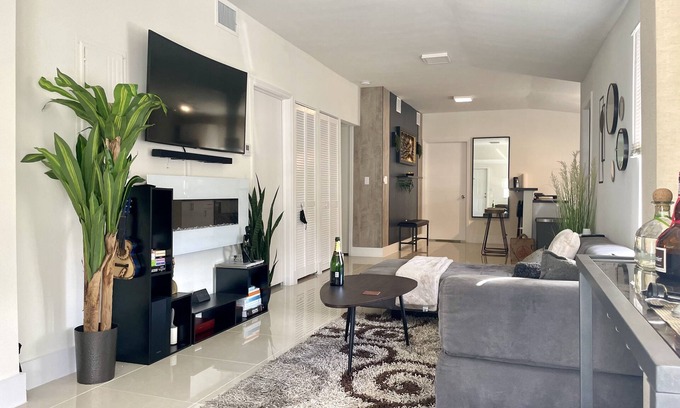 Seybold House | Plush Modern 2 BD Home with Jacuzzi Near Wynwood-Design District