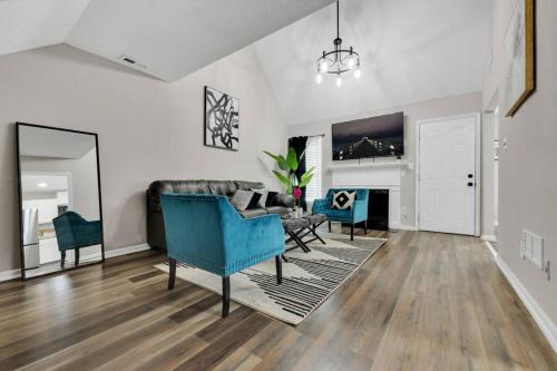 Riverdale House | Plush Two Bedroom Retreat. A Home Away From Home!