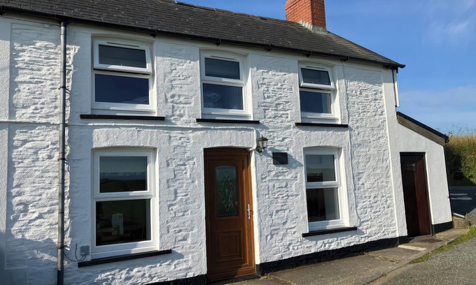 Glandyfi Cottage | PLYNLIMON VIEW, pet friendly, with open fire in Aberystwyth
