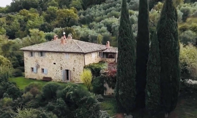 Pienza House | Podere Fontebernardi, authentic Tuscan farmhouse overlooking Pienza.