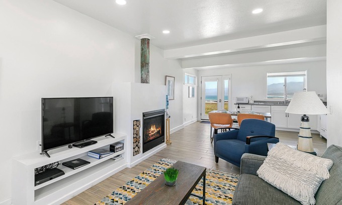 Point Arena Apartment | Point Arena Lighthouse - Keeper's Apartment
