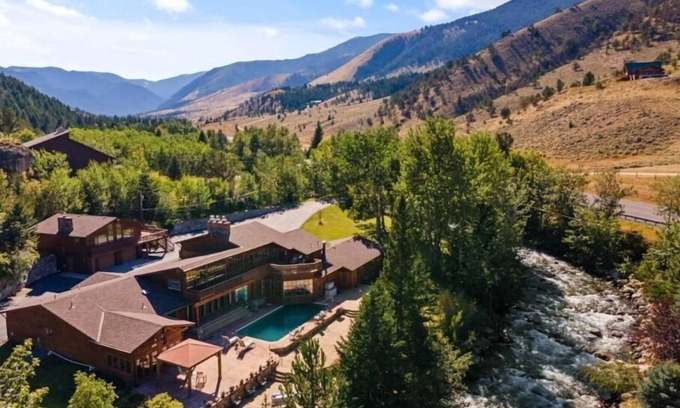 Red Lodge House | Point of Rocks near Beartooth Pass and Yellowstone