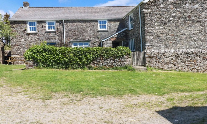 Veryan Cottage | POLCREEK FARMHOUSE, pet friendly, with open fire in Veryan