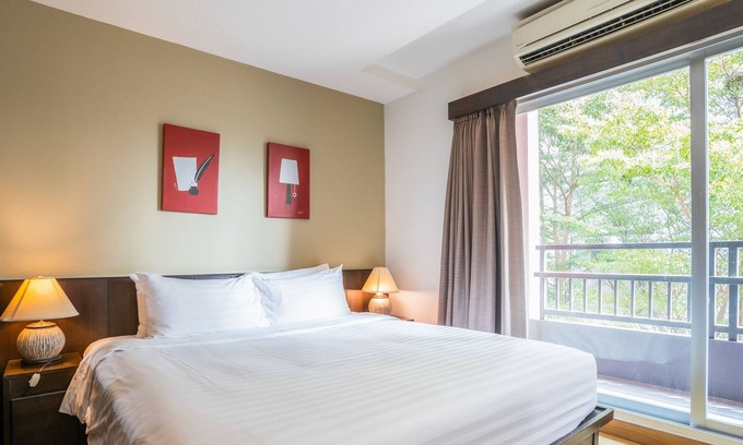 Chatuchak Apartment | Polish Wooden Studio nearby BTS Rachayothin